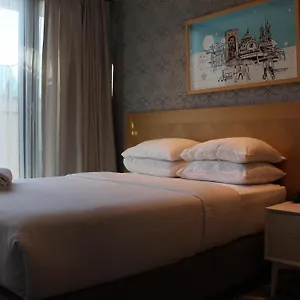 Four-g Otel